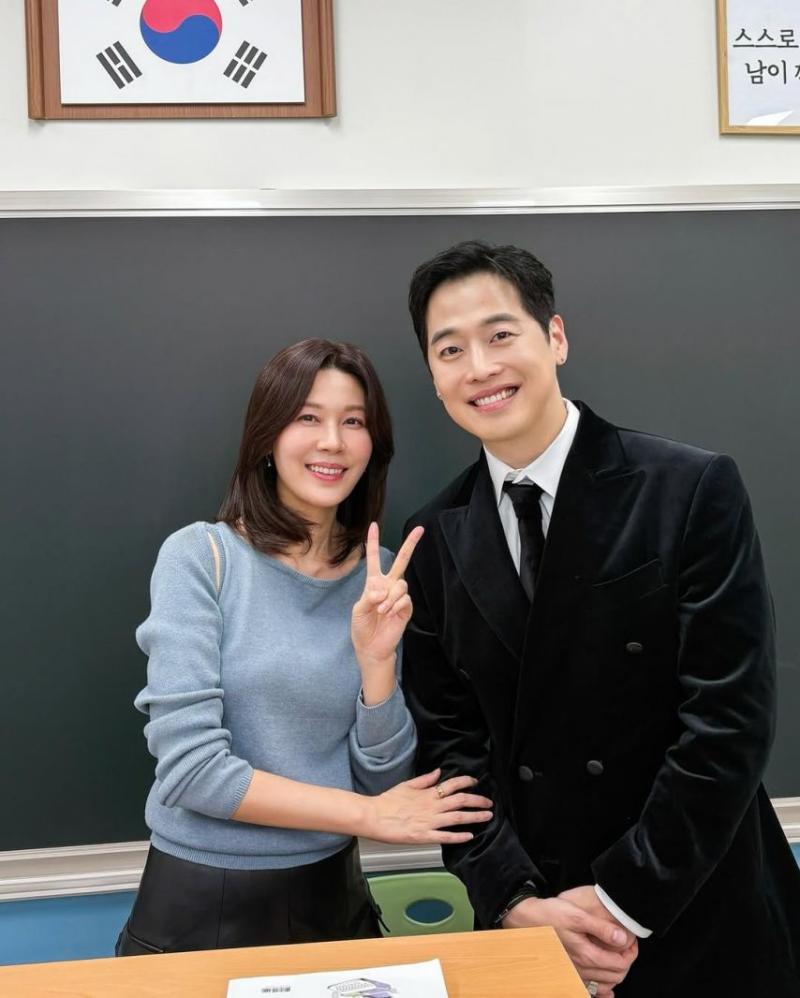 오늘자 24년만에 김재원과 사진 찍었다는 배우 김하늘.JPG