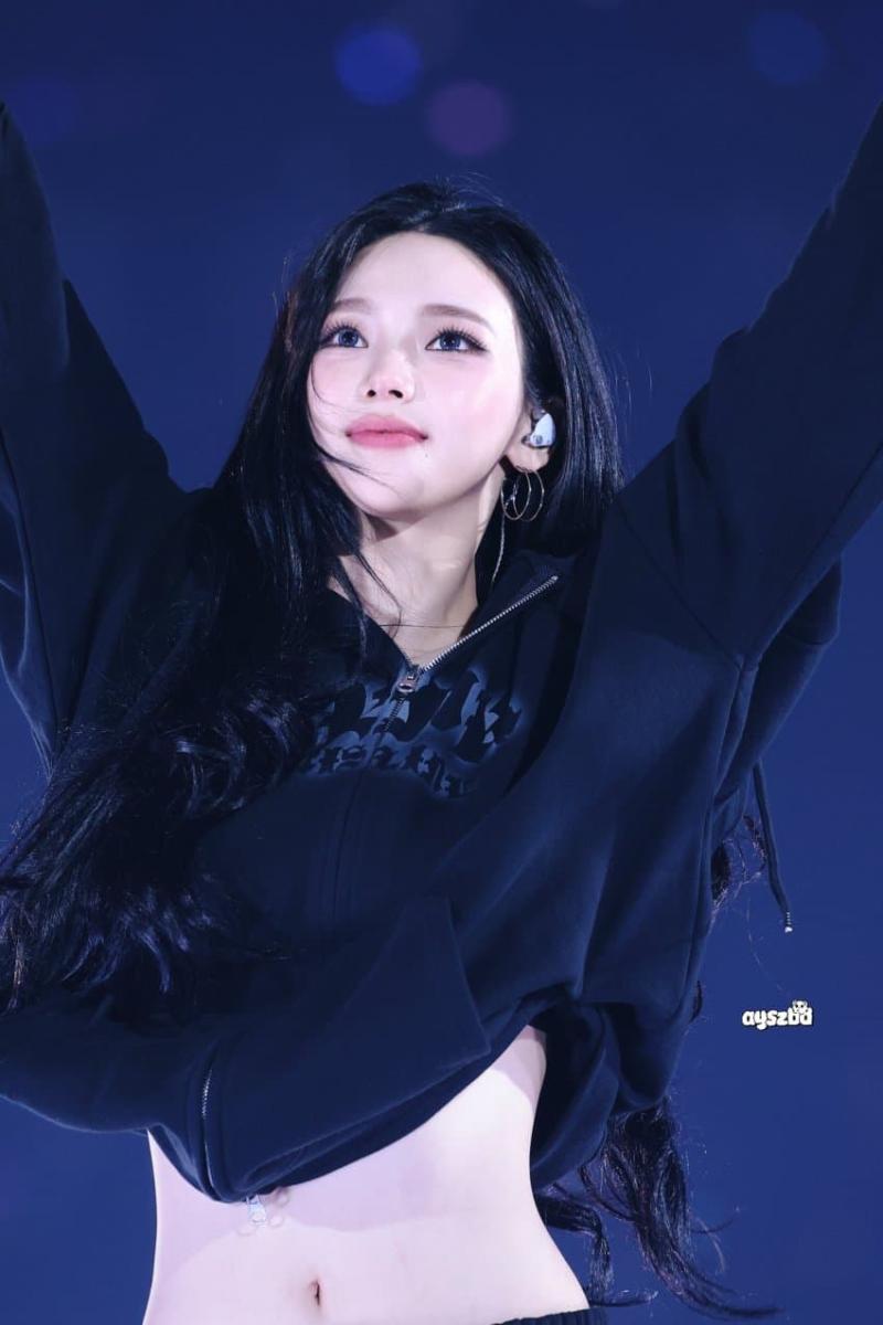 머리위로 하트하는 카리나 잘록한 허리 배꼽
