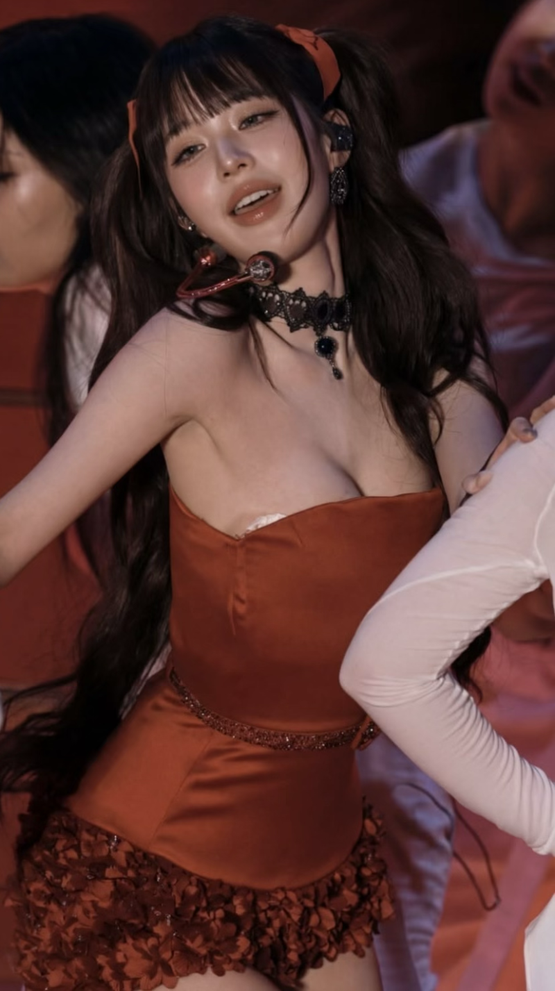 아이브 장원영 누브라 노출 잘모은 가슴골.jpg