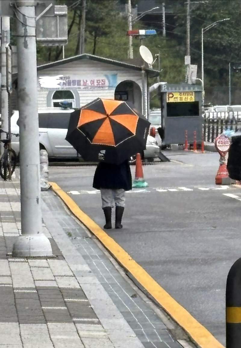 왠지 비켜가야 할 것 같은 우산