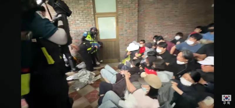 [속보] 경찰, 잠실 투표소 시위대 진압작전 시작
