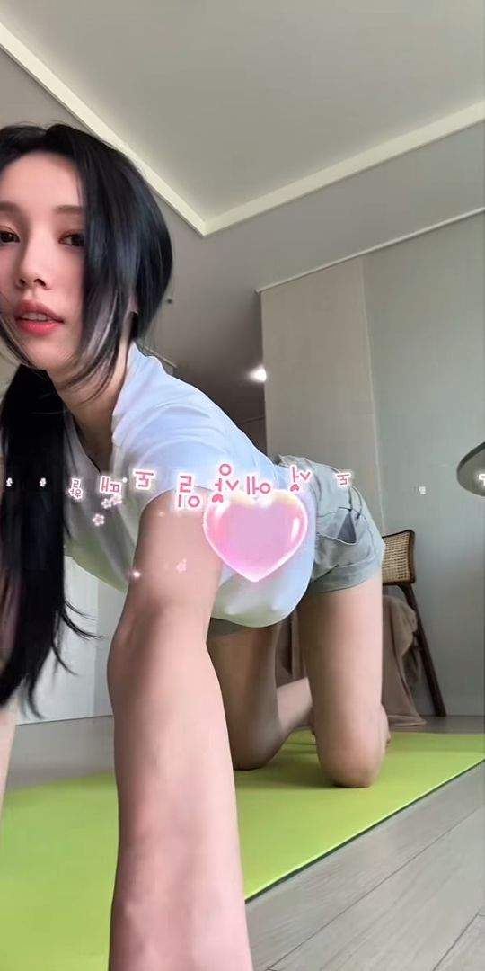 카리나 느낌나는 운동복 모델녀.jpg
