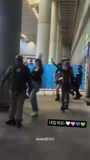 QWER 홍콩 도착