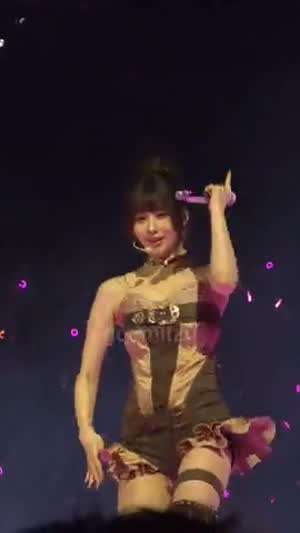 그냥 쳐다보는데 섹시한 트와이스 사나 가슴 벨트 의상