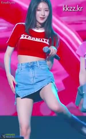 크롭에 청치마 프로미스나인 이나경