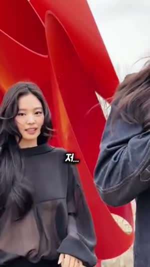 블릭핑크 제니 가슴 모양 다 보여주는 파격적인 검정 시스루 패션 언더붑 니플패치.mp4