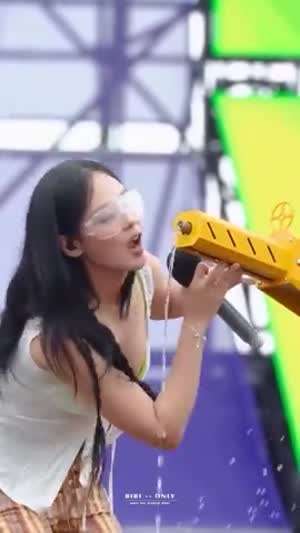 상상하게 만드는 입 벌리고 물 받아 먹는 비비.mp4