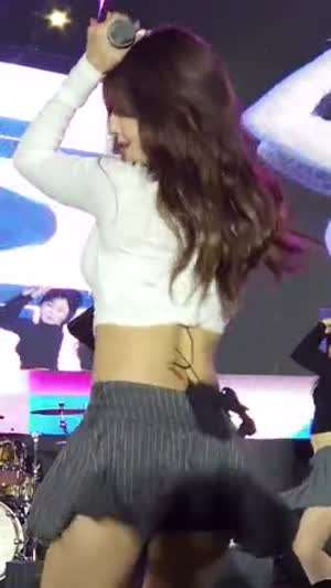대학 축제 전소미 봉긋 흰티 가슴 드리블.mp4