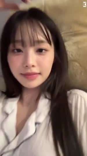 얇은 화이트 잠옷 침대 눕방 츄