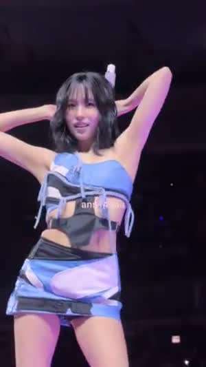 두팔 올리고 팬서비스하는 트와이스 미나 모모 겨드랑이