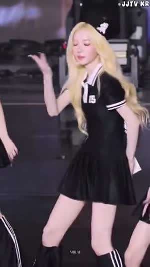 금발 머리 카라 블랙 원피스 주름 치마 트리플에스 김유연