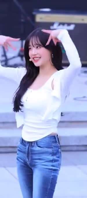 청바지 핏도 좋은 츄