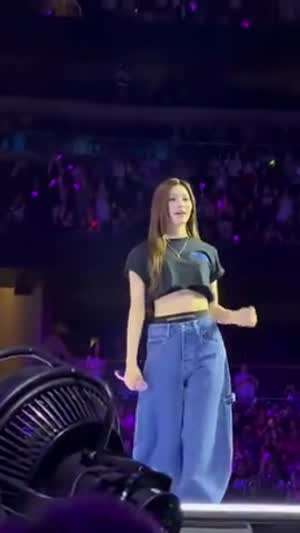많이 짧아서 스포츠 브라가 보이는 크롭티 트와이스 사나