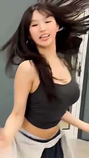 챌린지하는 브라가 보이는 시스루 회색 나시 키스오브라이프 나띠