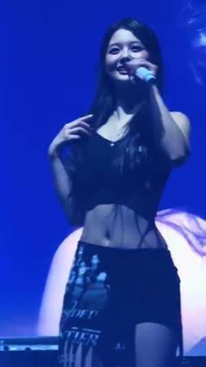 검정 나시 크롭 + 한쪽 허벅지를 드러낸 엔믹스 설윤