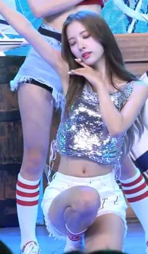 우주소녀 보나 은색 반짝이 나시 흰 핫팬츠 배꼽 겨드랑이 허벅지