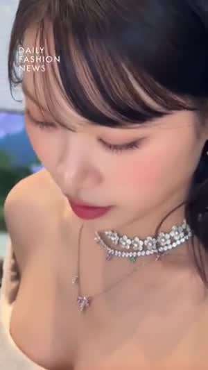 많이 파인 오프숄더 드레스 르세라핌 김채원 은은한 매력