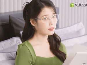 아이유 이브자리 화보 촬영 메이킹 . GIF