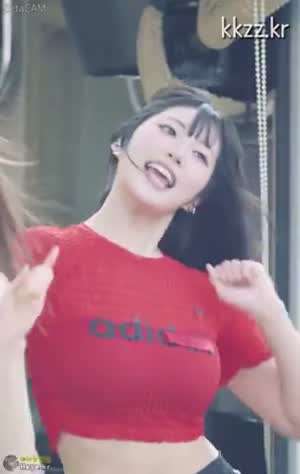 아디다스 로고 빨간 크롭티 블랙 브라 리듬 타는 하이키 옐