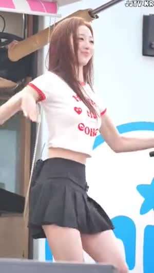 크롭 흰티 바람에 날리는 주름 치마 속바지 하이키 리이나