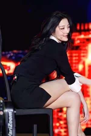 섹시한 매력 뽐내는 짧은 치마 무대 프로미스나인 백지헌 (스압)