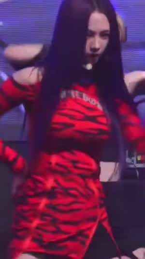 얼룩 무늬 에스파 카리나 고려대 축제 웅장한 무브먼트