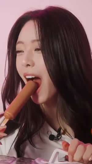 아이스크림 먹는 ITZY 유나.mp4