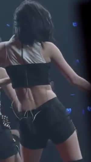 검정 핫팬츠 에스파 윈터 시원한 척추 기립근