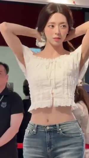 옆으로 머리 묶는 유나