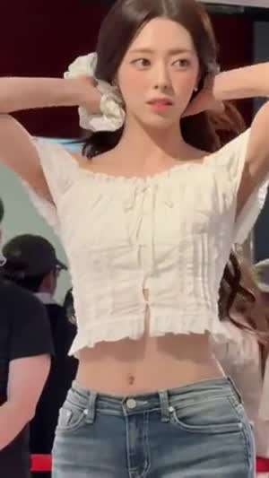 곱창 밴드로 머리 뒤로 묶는 ITZY 유나 예쁜 허리라인 비주얼 ㄷㄷ