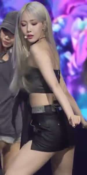 [VIVIZ] 짧은 가죽치마가 잘 어울리는 신비..gif