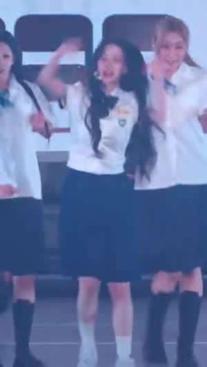 교복 입고 춤추는 묵직한 에스파 카리나 벌어진 단추 틈