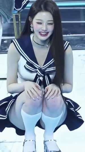 세라복 입고 쪼그려 앉은 아이브 장원영 니삭스
