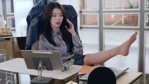 충주맨 자세 취해보는 아이유