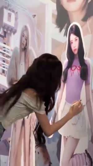 본인 등신대에 사인하는 ITZY 유나 흰 프릴 오프숄더 청바지 뒤태