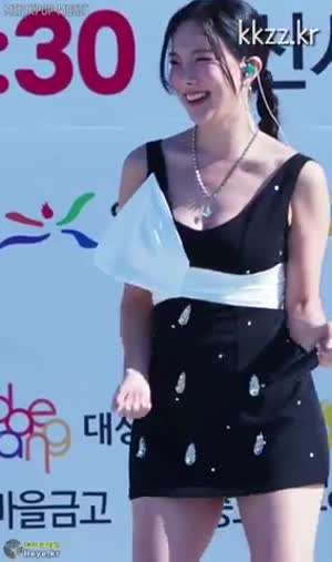 목걸이만 보게 되는 김나희