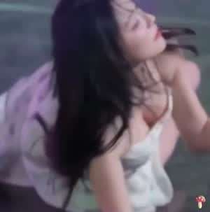 프로미스나인 백지헌 빙글 돌아누우면서 가슴골 레전드