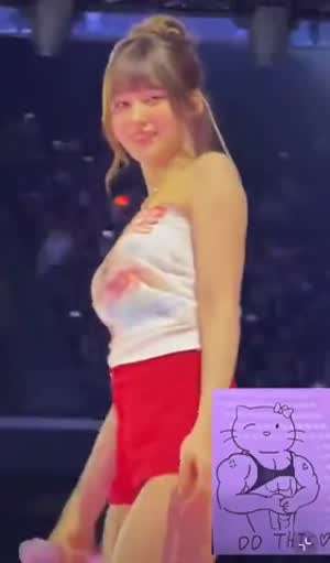 근육 헬로 키티 포즈 잡는 빨간 팬츠 트와이스 사나 ㅋㅋ