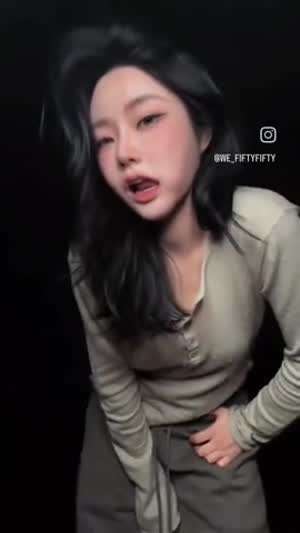 피프티피프티 키나 헐렁한티 노브라 가슴에 꼭지 패드만 붙인 자유로운 무빙.mp4