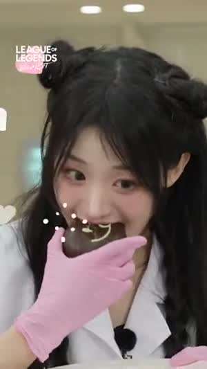 노티드 도넛 먹는 qwer 히나, 시연