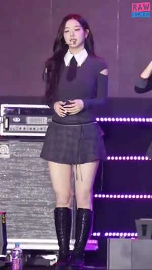 속바지 정리하는 흔들리는 넥타이 트리플에스 김채연