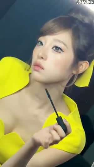 최예나 노란 원피스 가슴골.mp4