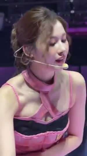 물마시는 트와이스 사나 1열 직관 가슴골.mp4