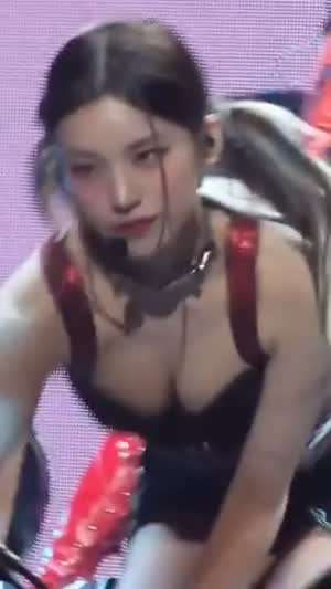있지 양갈래 예지 빨간 란제리룩 입고 숙일때 찰랑이는 가슴골.mp4