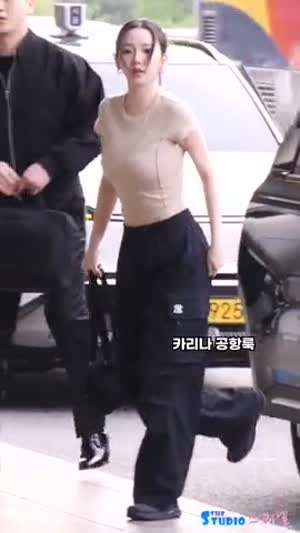 오늘자 상하이로 출국하는 에스파 카리나
