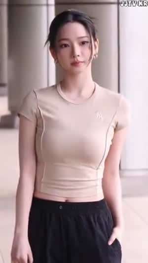 공항패션 누드톤 반팔 티 에스파 카리나
