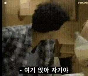 여친 가족을 사로잡은 남자.