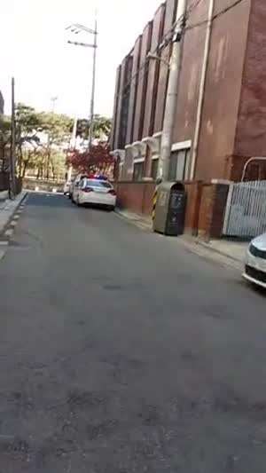 놀고있는 경찰 참교육하는,,, K할머니 ㄷㄷㄷ