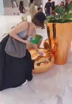 앉기 전에 먼저 닦는 습관이 있는 여자