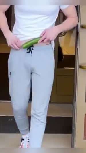 오이를 바지에 넣어보았다.mp4